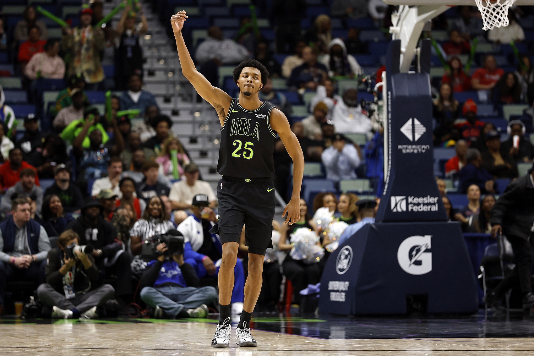 麻将胡了试玩-仙人指路！奎因弧顶送抛传 墨菲腾空暴起双手空接扣篮