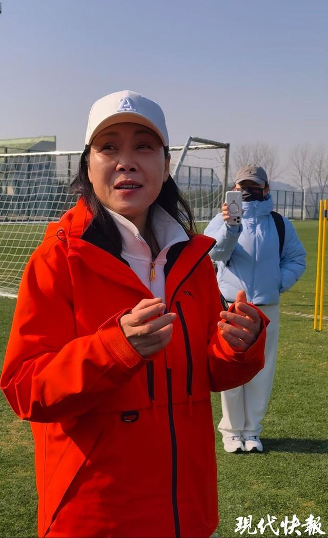 麻将在线玩-田震与江苏女足梦幻联动，邀请女足球员看演唱会